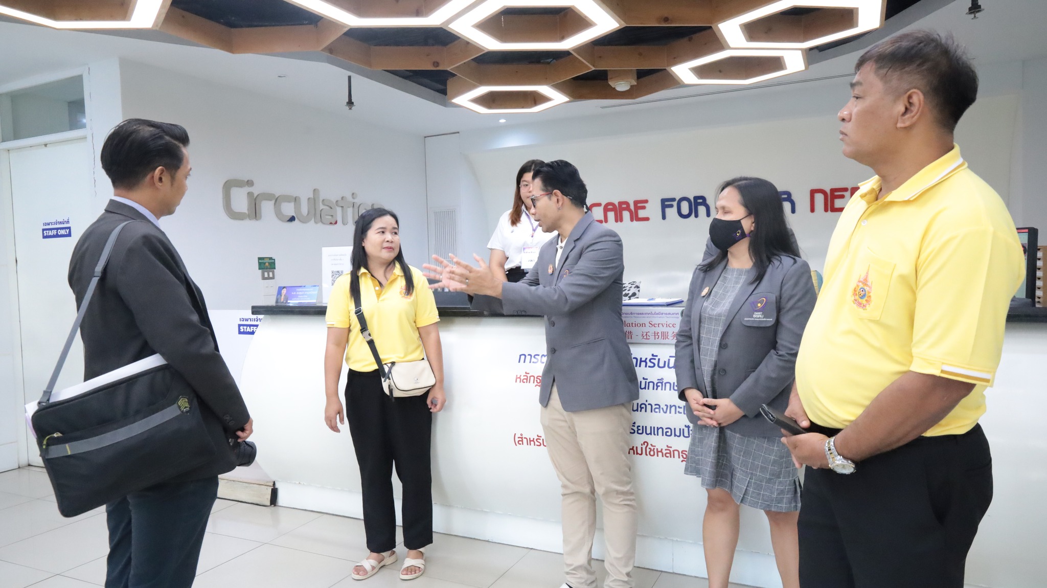 คณะผู้บริหารและบุคลากร สำนักวิทยบริการและเทคโนโลยีสารสนเทศ มหาวิทยาลัยราชภัฏอุตรดิตถ์ เข้าศึกษาดูงาน