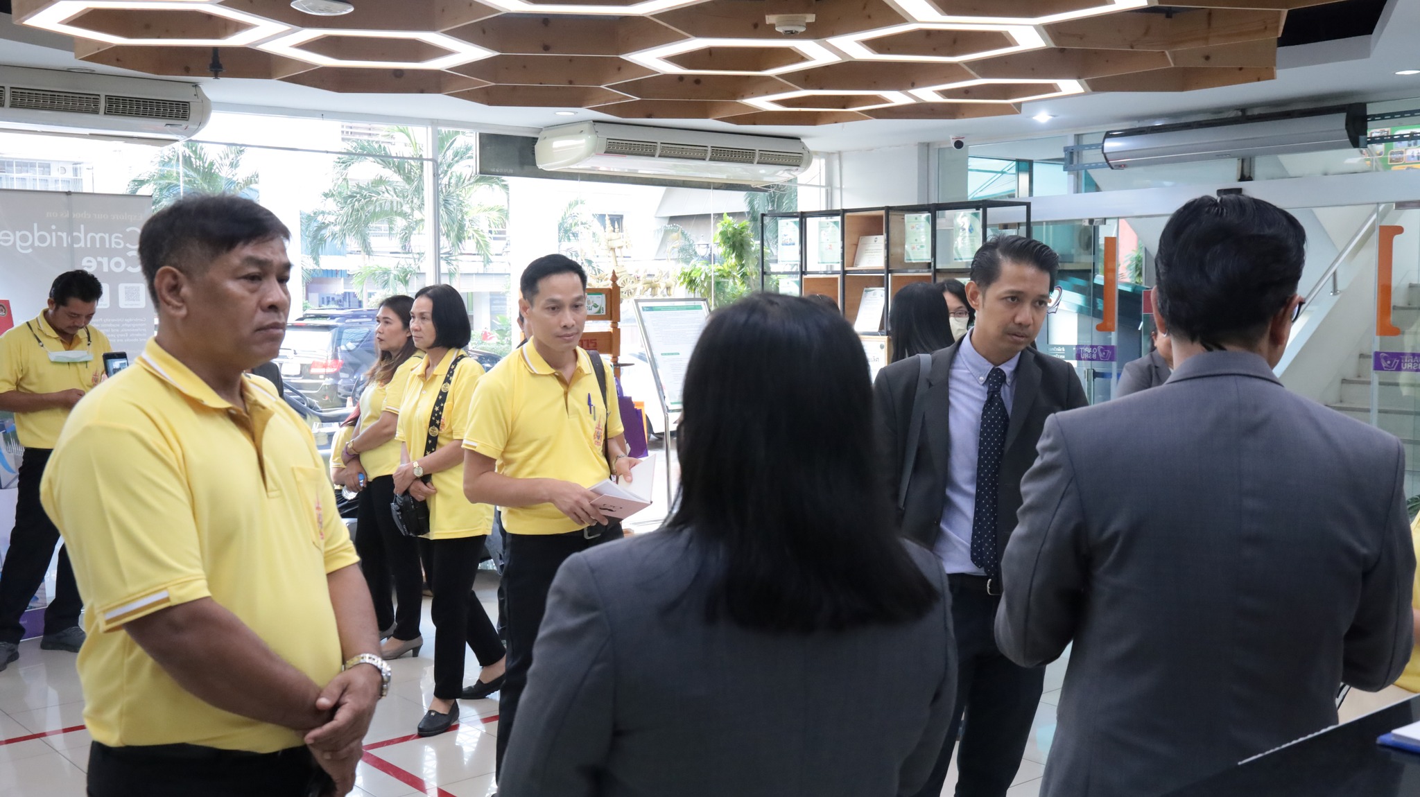 คณะผู้บริหารและบุคลากร สำนักวิทยบริการและเทคโนโลยีสารสนเทศ มหาวิทยาลัยราชภัฏอุตรดิตถ์ เข้าศึกษาดูงาน