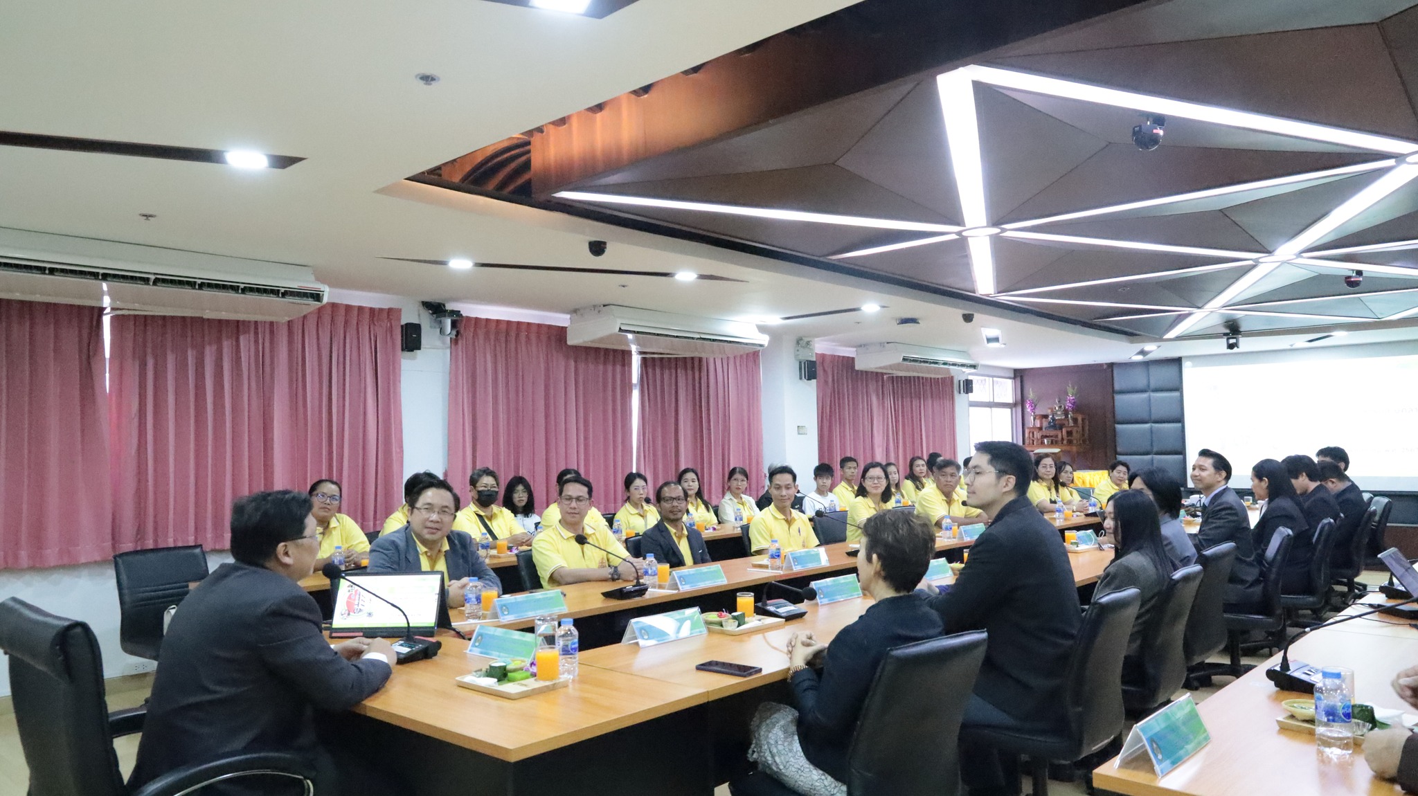 คณะผู้บริหารและบุคลากร สำนักวิทยบริการและเทคโนโลยีสารสนเทศ มหาวิทยาลัยราชภัฏอุตรดิตถ์ เข้าศึกษาดูงาน